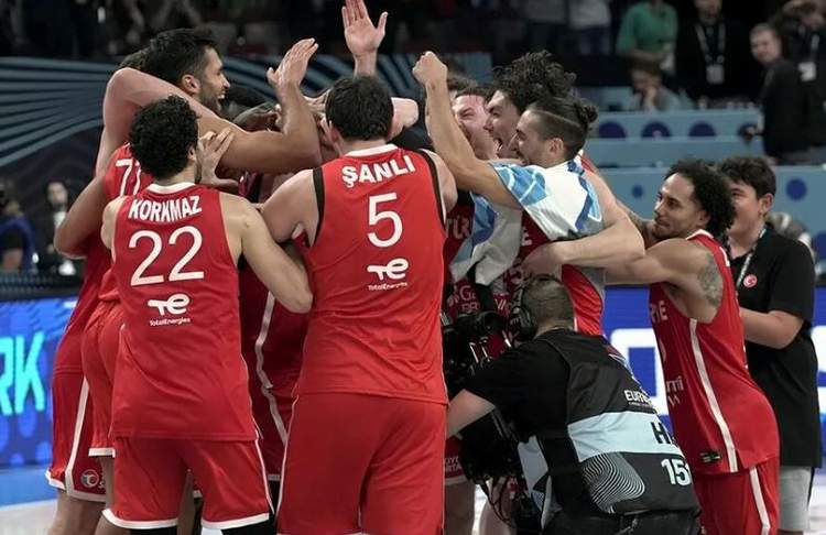 Yunan Basını Takımını Çöpe Attı, Türkiye’ye Övgü Yağdırdı
